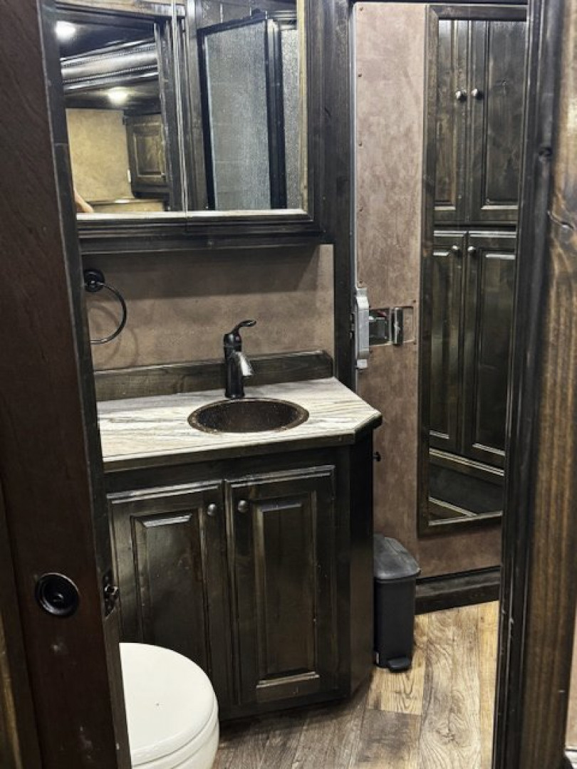 Used 2019 Platinum 5 Horse Reverse Load Platinum Living Quarters Horse Trailer