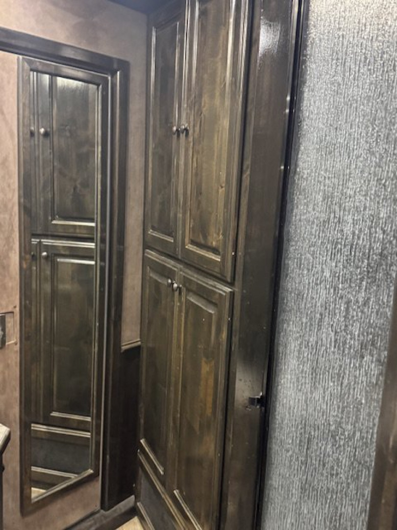 Used 2019 Platinum 5 Horse Reverse Load Platinum Living Quarters Horse Trailer