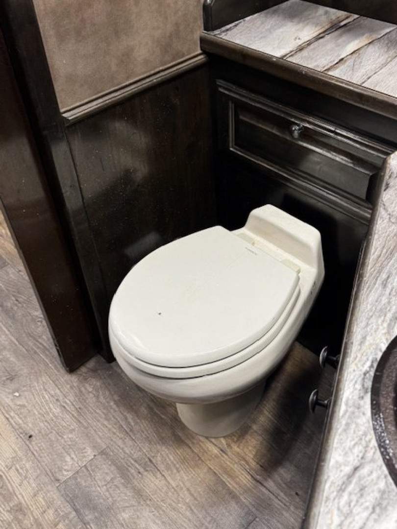 Used 2019 Platinum 5 Horse Reverse Load Platinum Living Quarters Horse Trailer