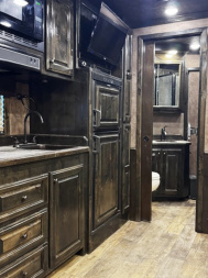 Used 2019 Platinum 5 Horse Reverse Load Platinum Living Quarters Horse Trailer