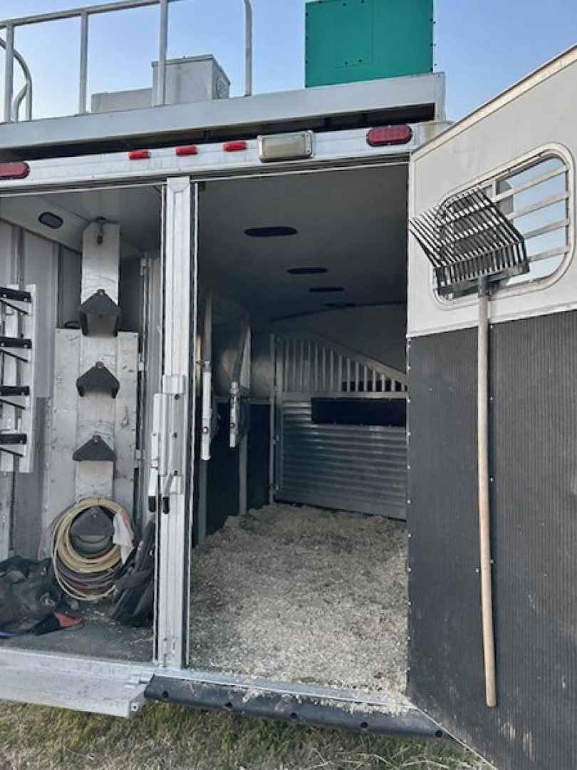 Used 2014 Elite 4 Horse Living Quarters Horse Trailer