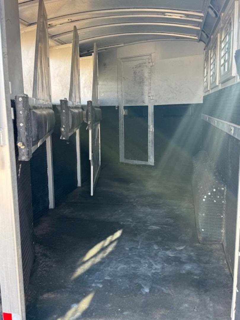 Used 2002 4 Horse C&C Living Quarters Horse Trailer