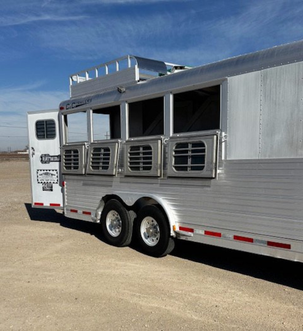 Used 2002 4 Horse C&C Living Quarters Horse Trailer