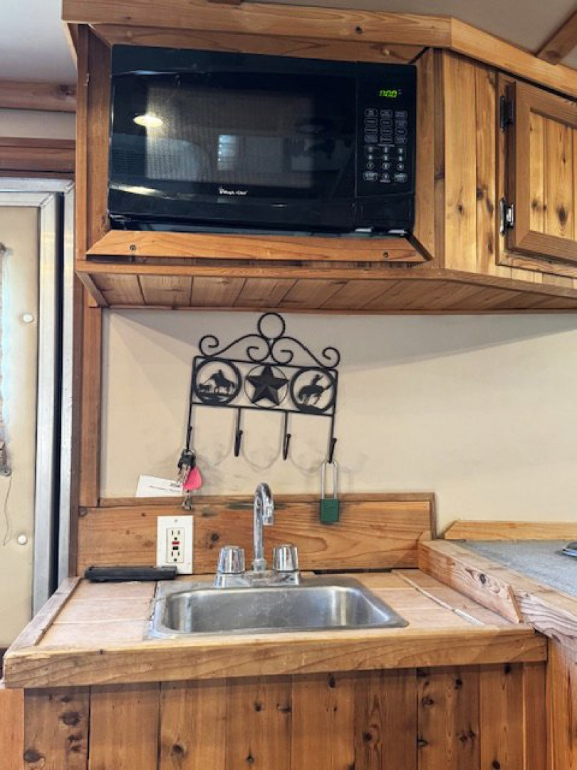 Used 2002 4 Horse C&C Living Quarters Horse Trailer