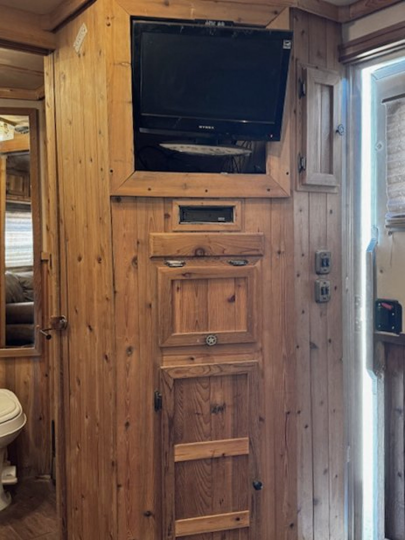 Used 2002 4 Horse C&C Living Quarters Horse Trailer