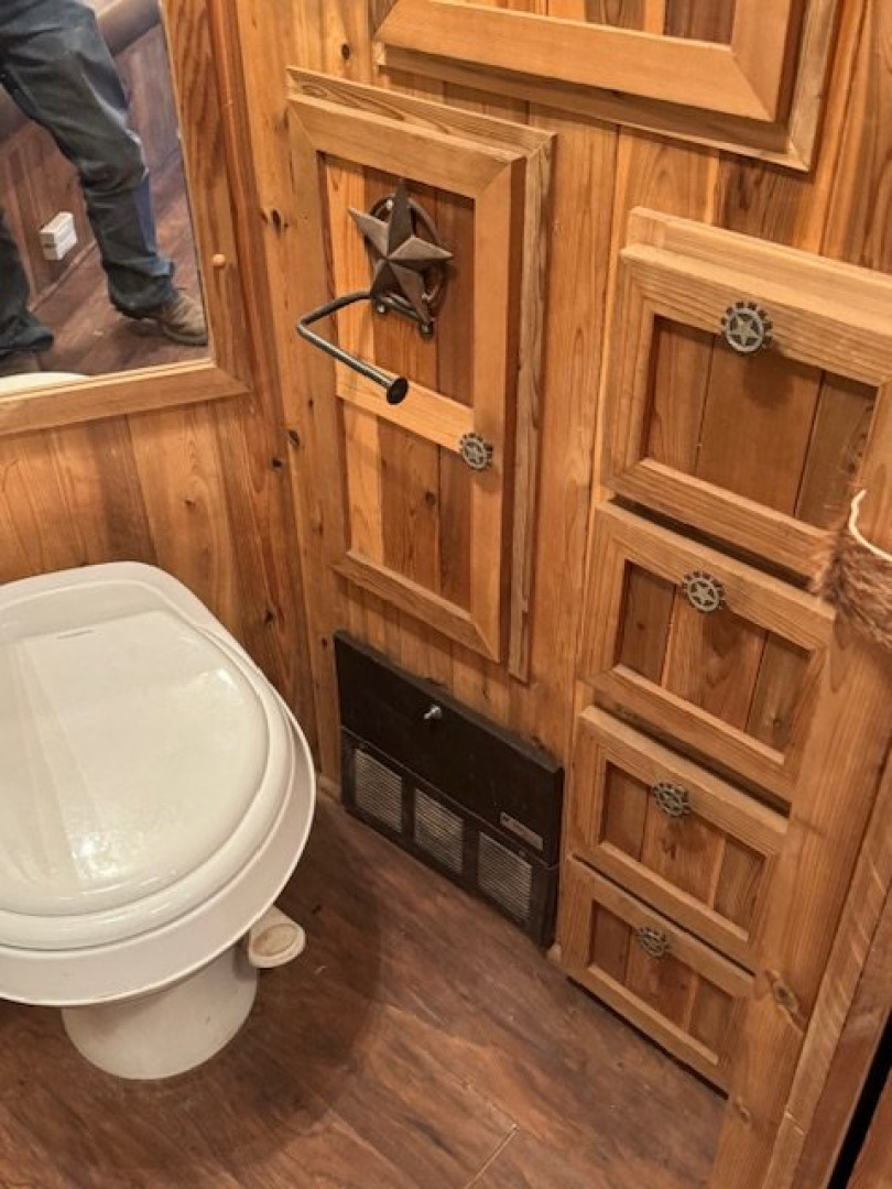 Used 2002 4 Horse C&C Living Quarters Horse Trailer