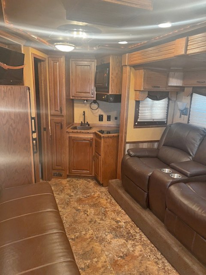 Used 2007 Bloomer 3 Horse Living Quarters Horse Trailer