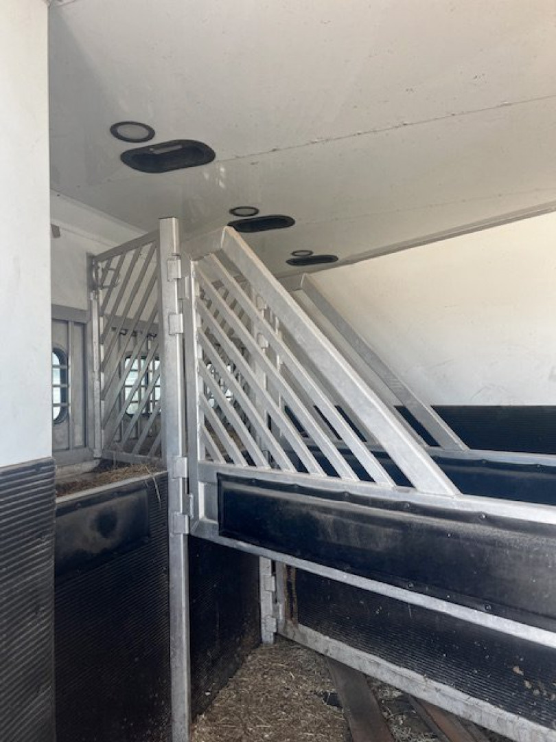 Used 2007 Bloomer 3 Horse Living Quarters Horse Trailer