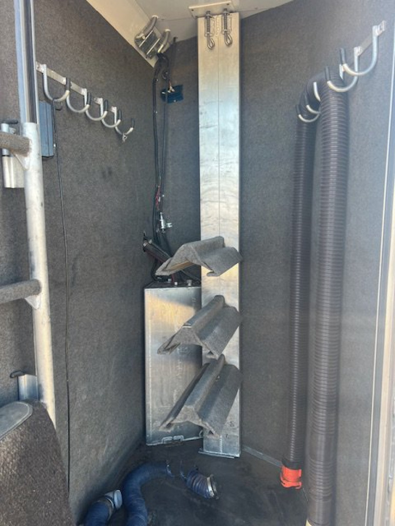 Used 2007 Bloomer 3 Horse Living Quarters Horse Trailer