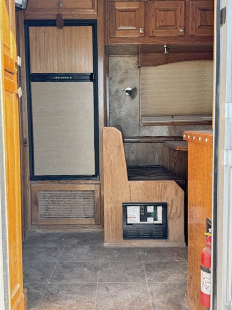 Used 2006 Platinum 4 Horse Living Quarters Horse Trailer