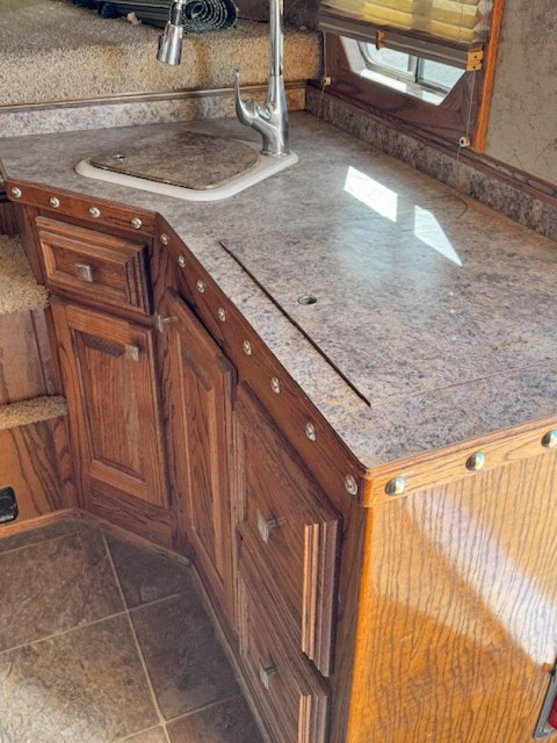 Used 2006 Platinum 4 Horse Living Quarters Horse Trailer