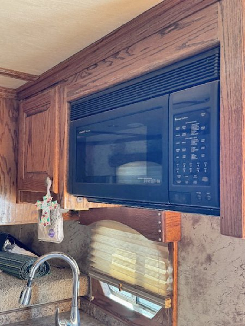 Used 2006 Platinum 4 Horse Living Quarters Horse Trailer