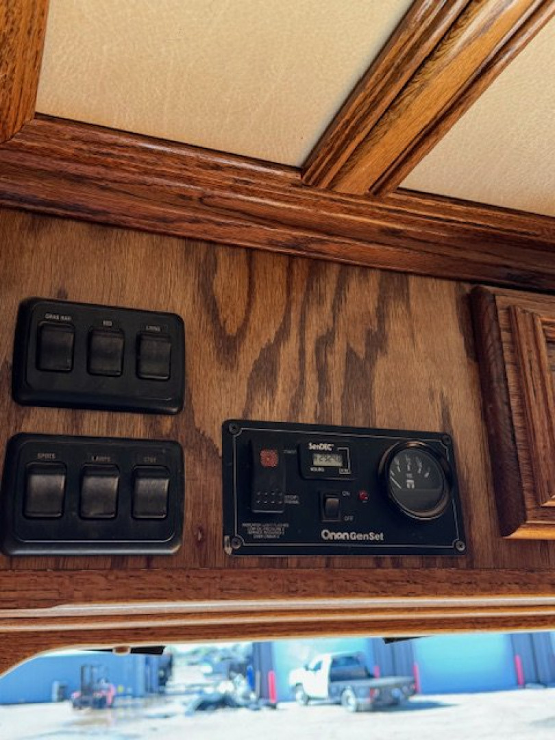 Used 2006 Platinum 4 Horse Living Quarters Horse Trailer