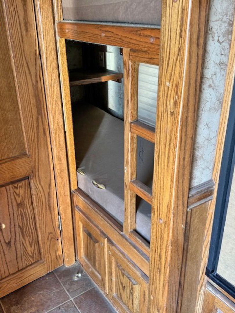 Used 2006 Platinum 4 Horse Living Quarters Horse Trailer