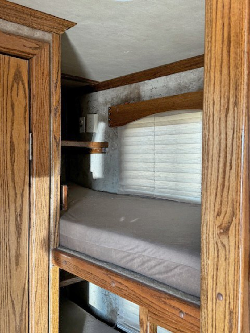 Used 2006 Platinum 4 Horse Living Quarters Horse Trailer