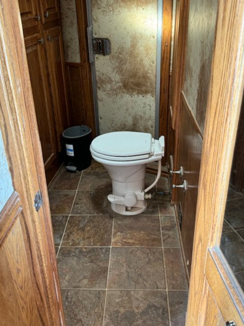 Used 2006 Platinum 4 Horse Living Quarters Horse Trailer