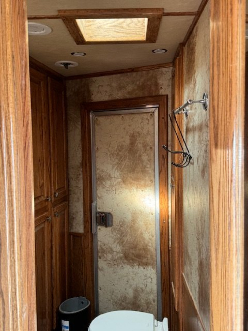 Used 2006 Platinum 4 Horse Living Quarters Horse Trailer