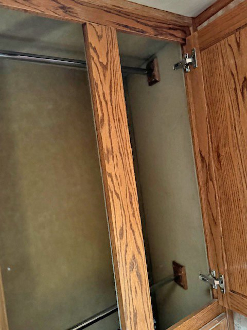 Used 2006 Platinum 4 Horse Living Quarters Horse Trailer