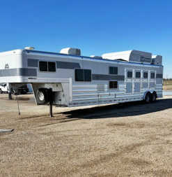 Used 2006 Platinum 4 Horse Living Quarters Horse Trailer
