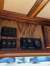 Used 2006 Platinum 4 Horse Living Quarters Horse Trailer