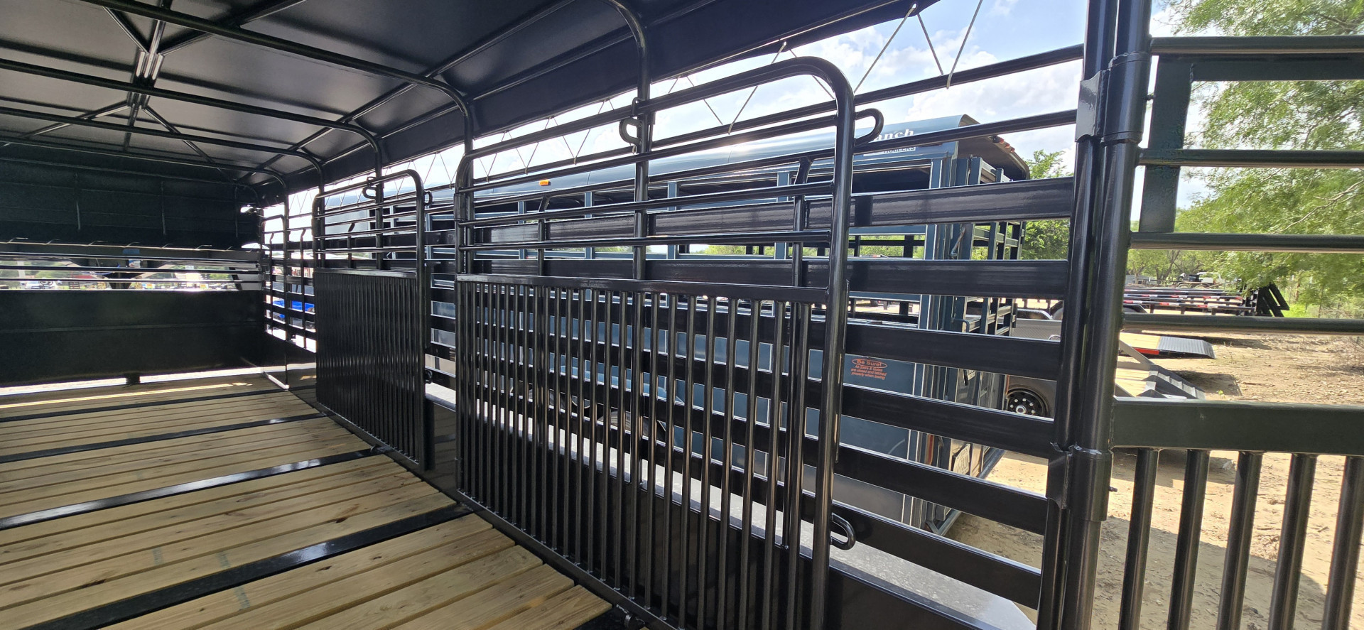 New 2025 Delco - Gooseneck Livestock Trailer 6'8 X 24'