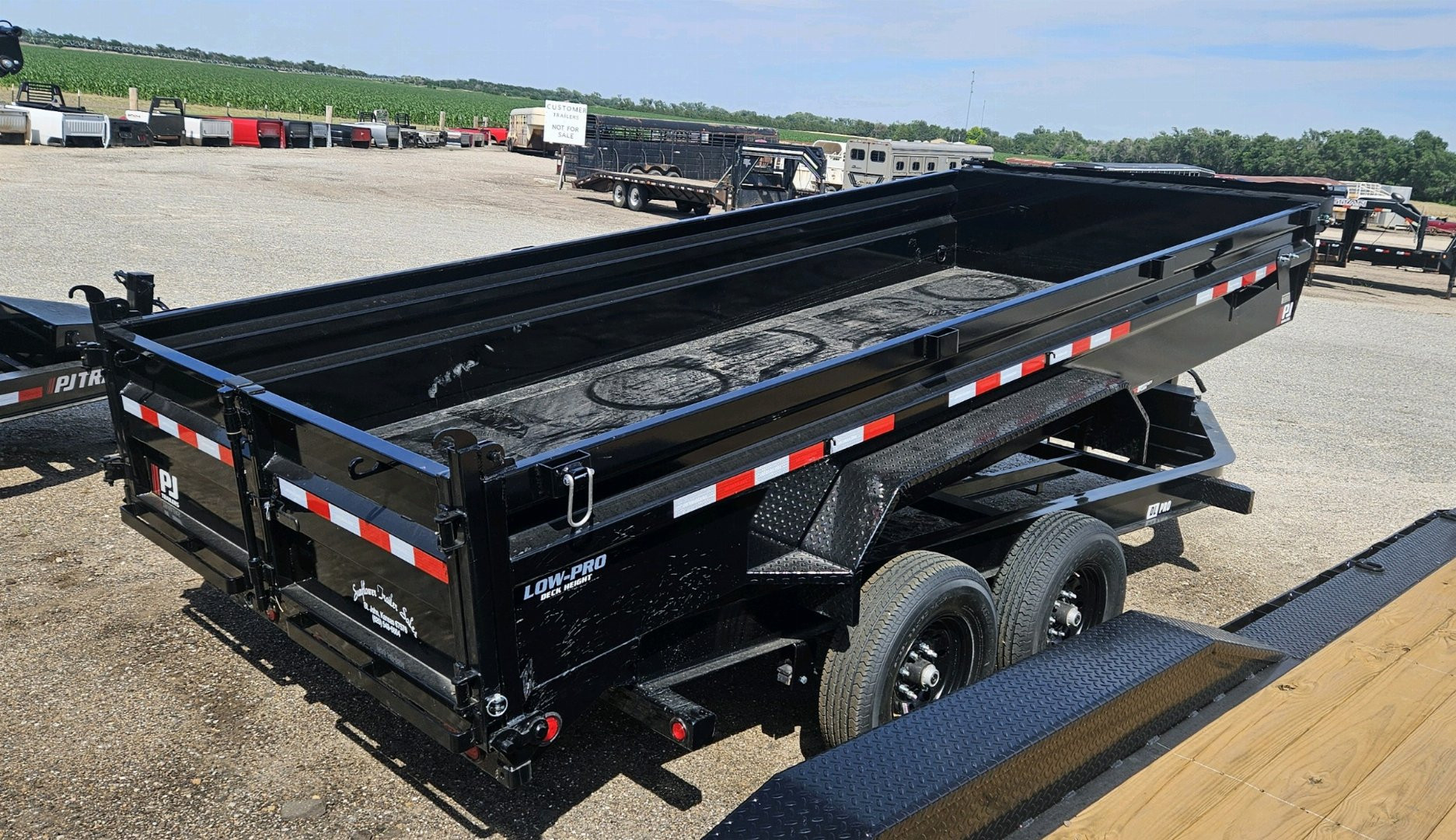 New 2025 PJ TRAILERS 83 in. x 16' Low Pro (DL) Dump Trailer