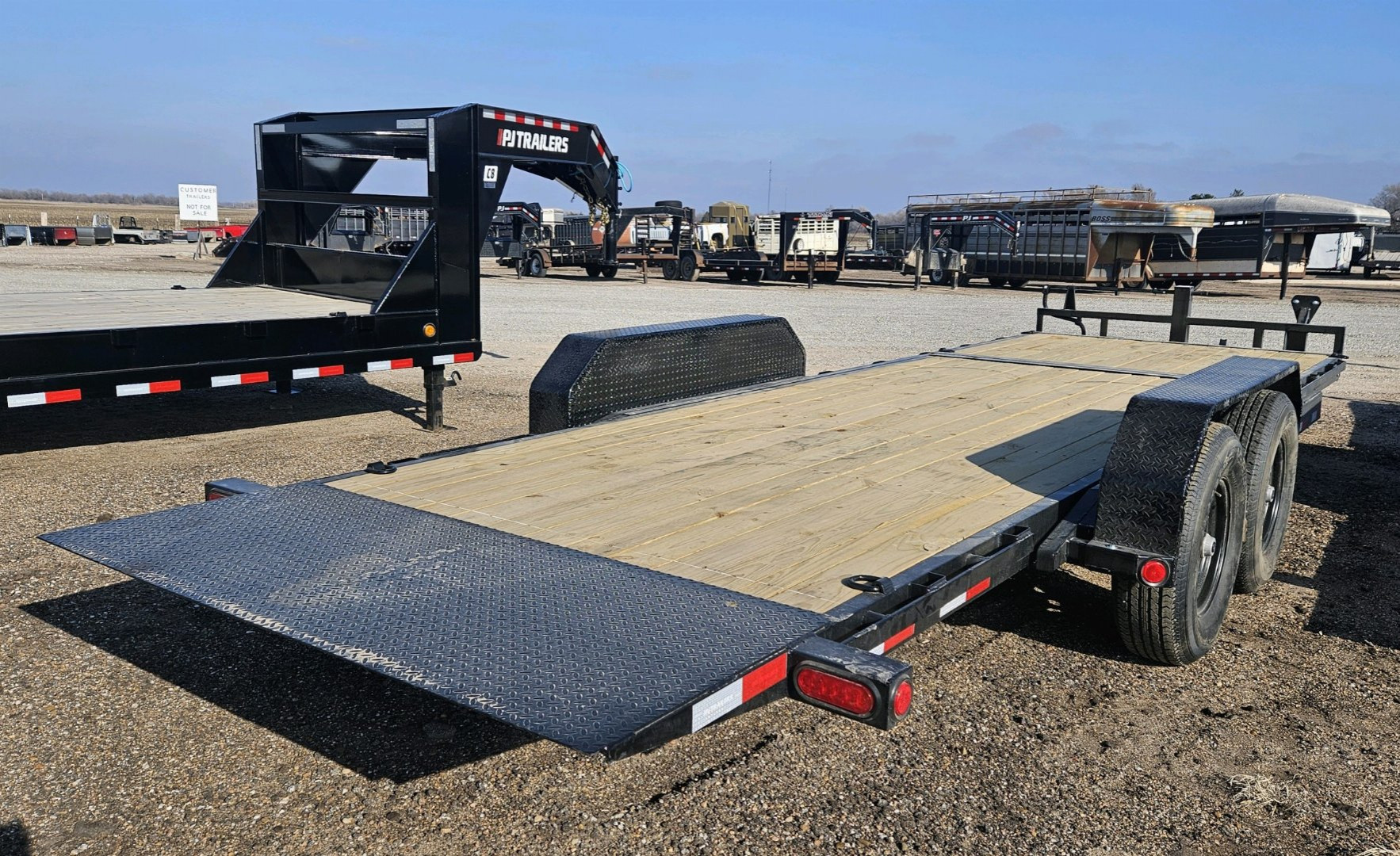 New 2025 PJ TRAILERS 83" x 22' 6" Channel Equipment Tilt Trailer