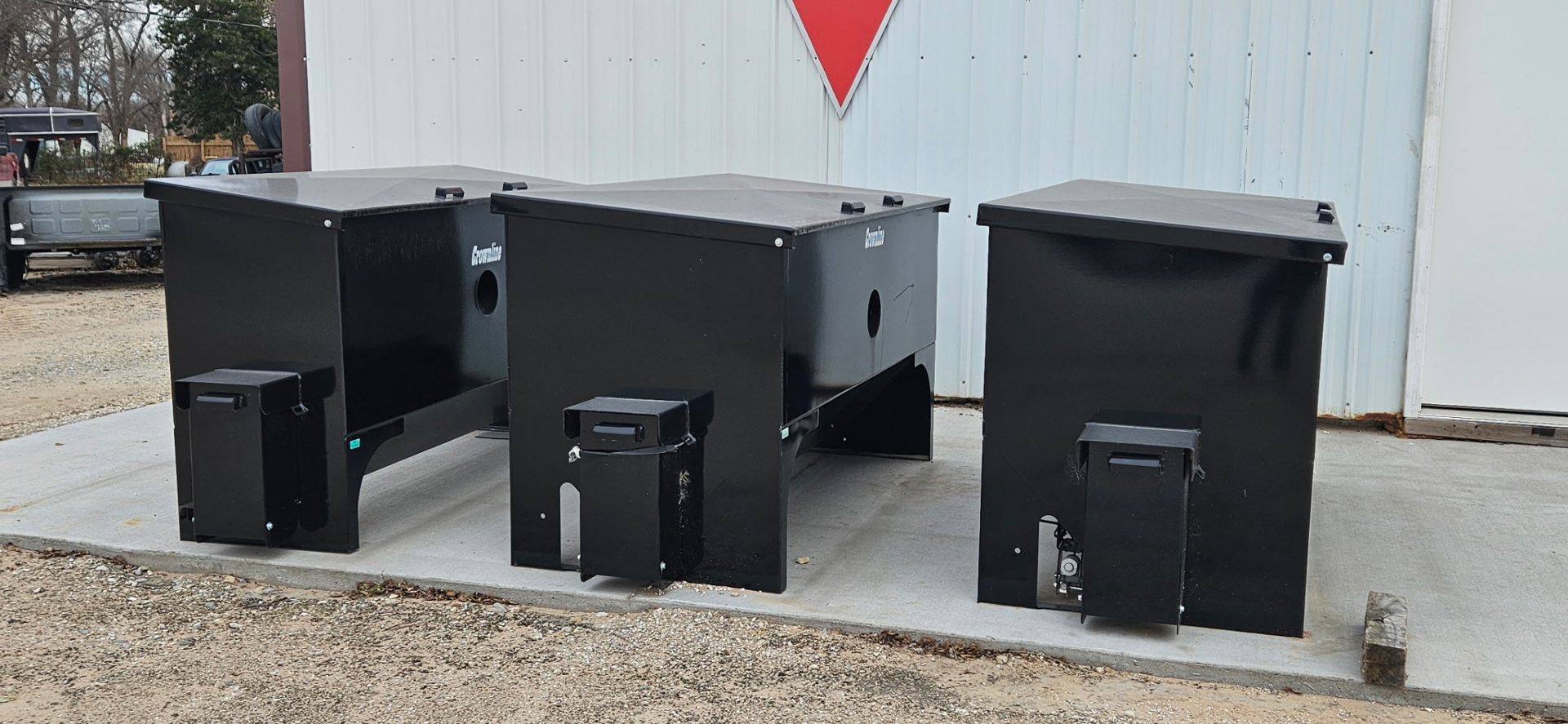 New 2025 Crownline 1500# Cake Feeder/Automatic Chute Farm / Ranch