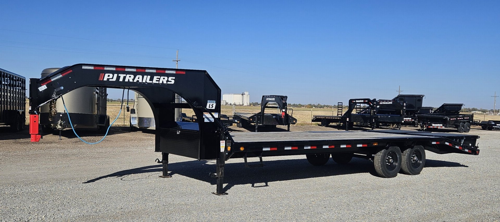 New 2024 PJ TRAILERS 102" x 25' Low-Pro Flatdeck with Singles (LS) Flatbed Trailer