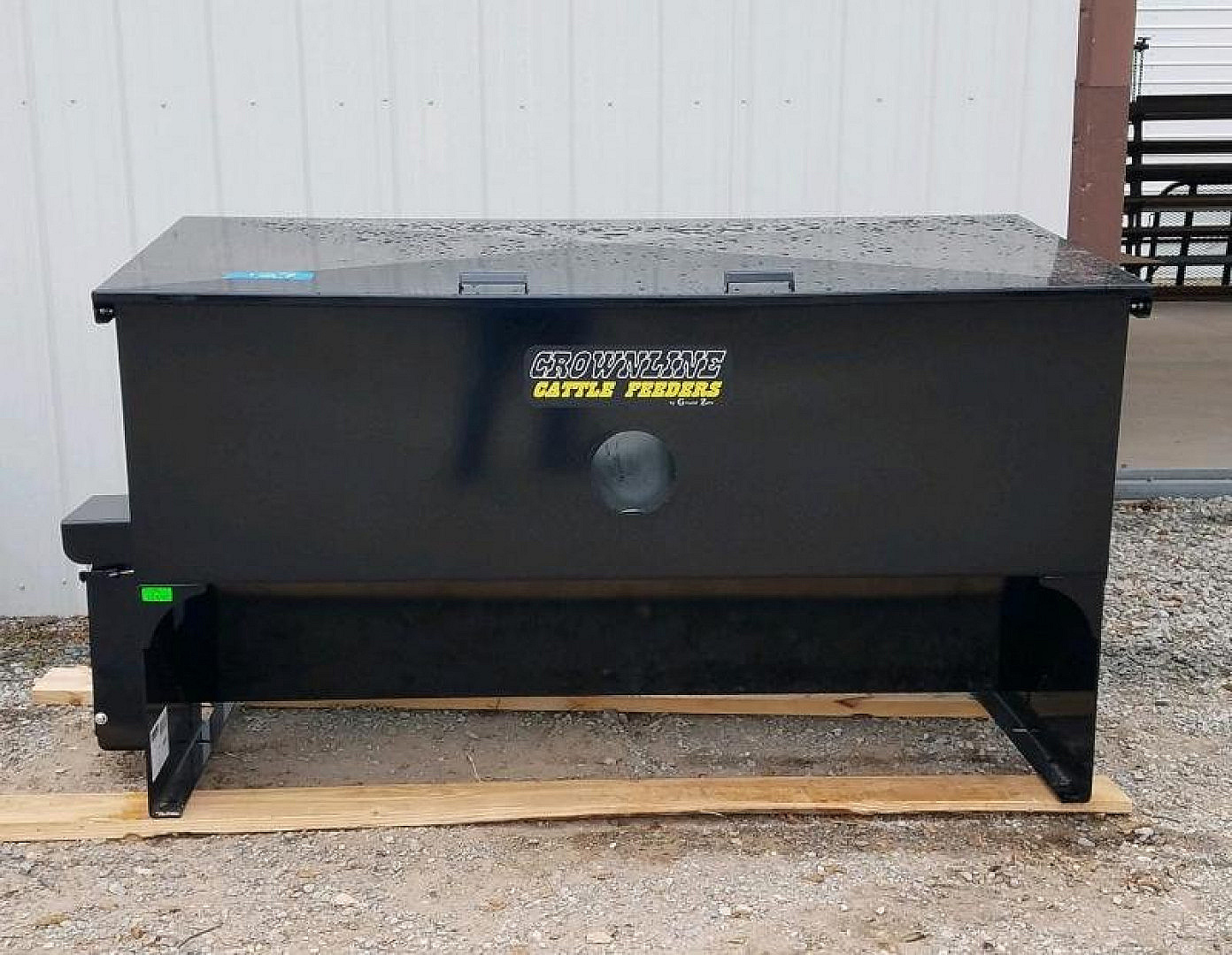 New 2025 Crownline 1500# Cake Feeder Farm / Ranch