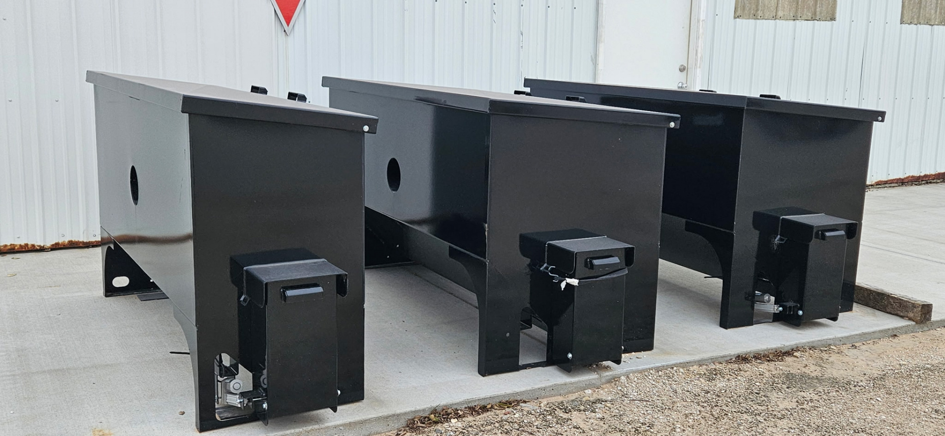 New 2025 Crownline 1500# Cake Feeder Farm / Ranch