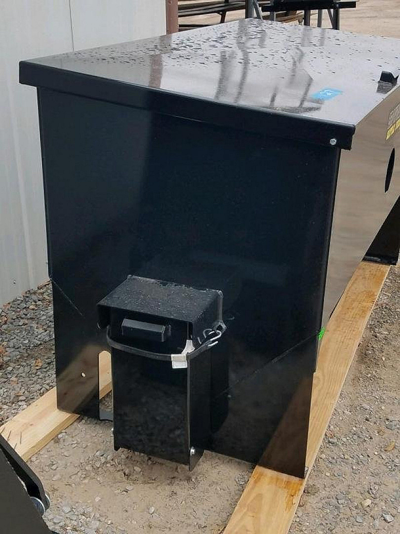 New 2025 Crownline 1500# Cake Feeder Farm / Ranch
