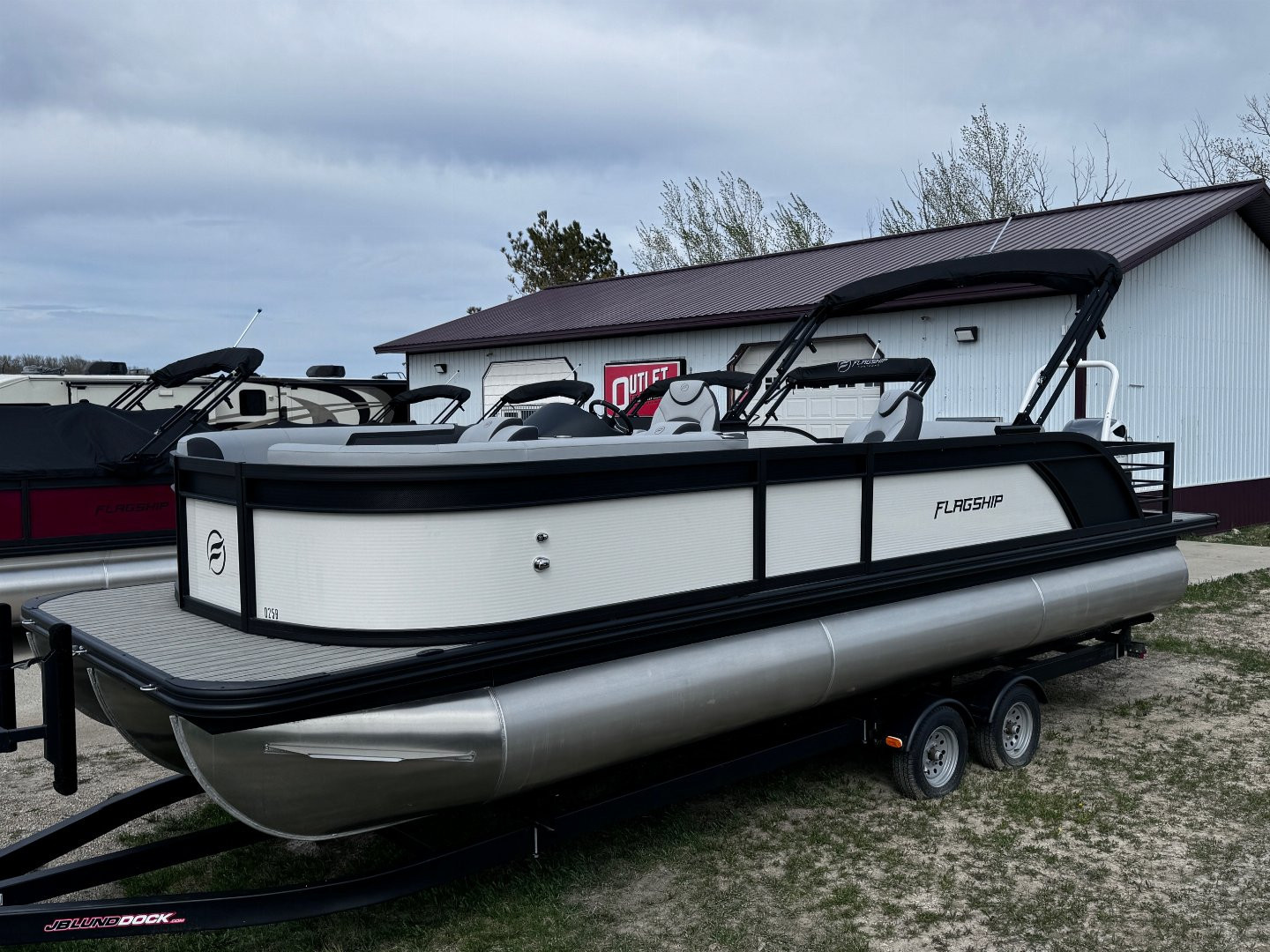 New 2024 FLAGSHIP D25B TRITOON w/SUZUKI DF300 **FREE JB Lund Bunk Trailer or Vertical Lift w/Purchase -- Up to a $7995 Value!!