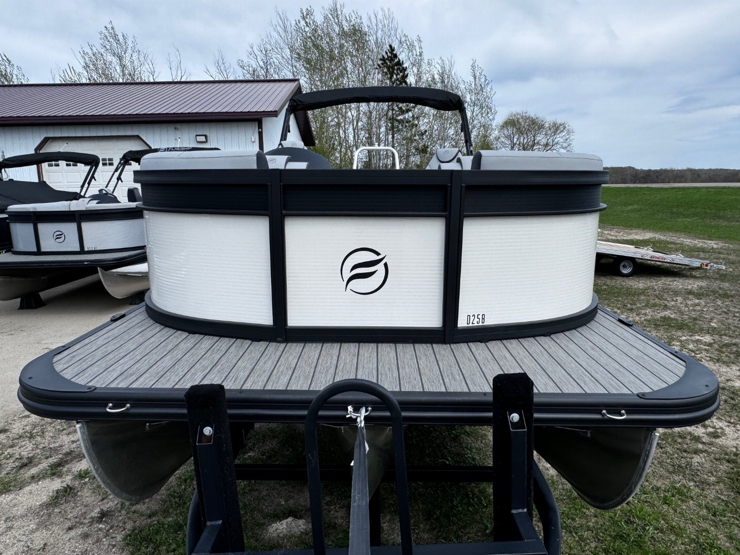 New 2024 FLAGSHIP D25B TRITOON w/SUZUKI DF300 **FREE JB Lund Bunk Trailer or Vertical Lift w/Purchase -- Up to a $7995 Value!!