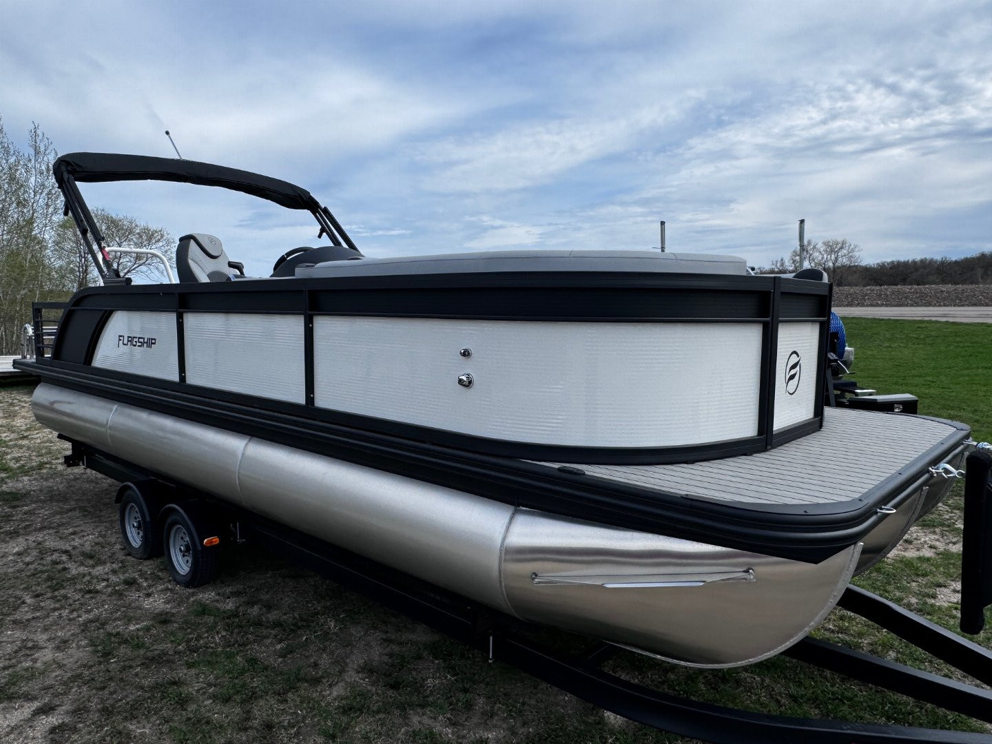 New 2024 FLAGSHIP D25B TRITOON w/SUZUKI DF300 **FREE JB Lund Bunk Trailer or Vertical Lift w/Purchase -- Up to a $7995 Value!!