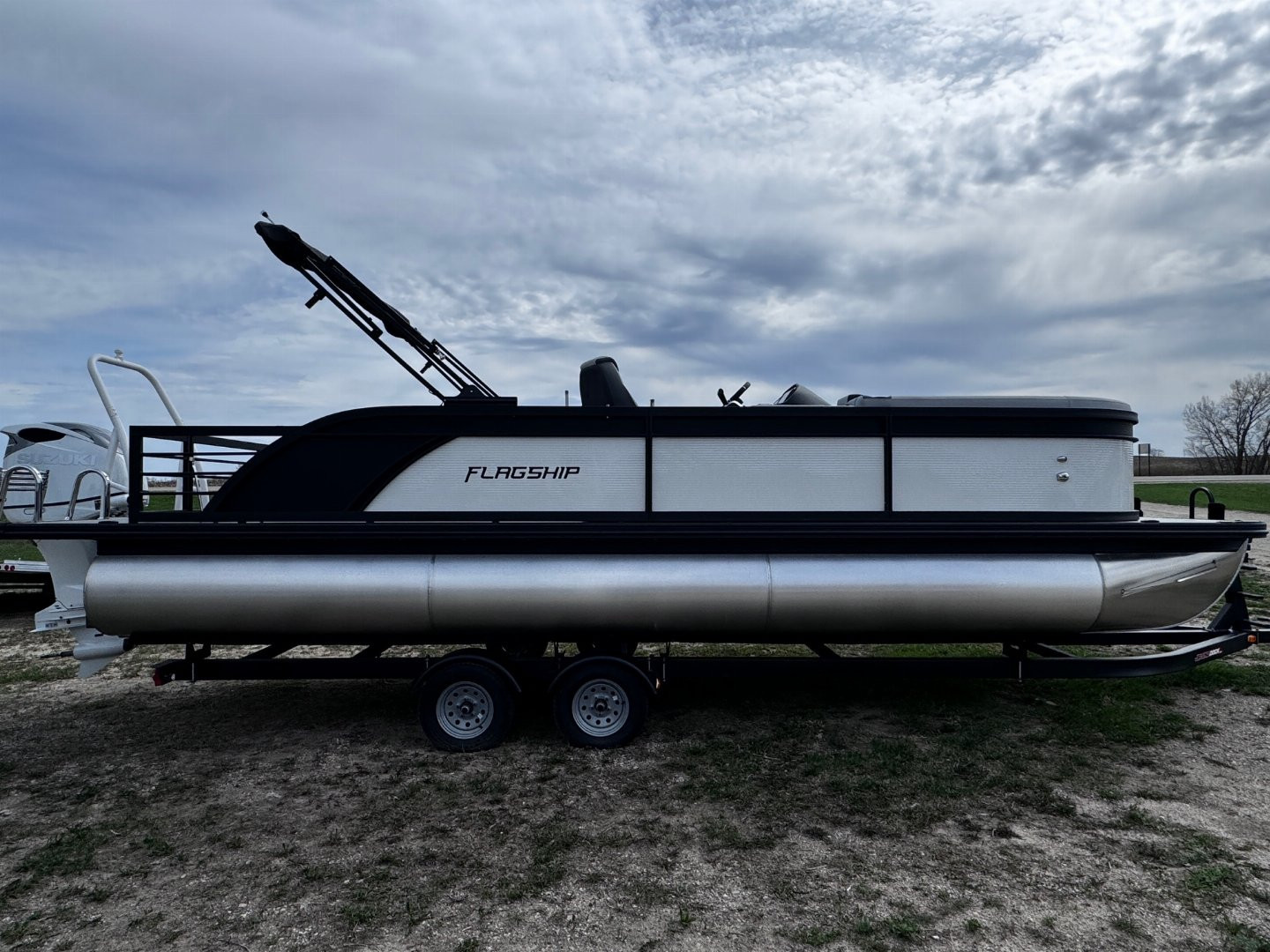 New 2024 FLAGSHIP D25B TRITOON w/SUZUKI DF300 **FREE JB Lund Bunk Trailer or Vertical Lift w/Purchase -- Up to a $7995 Value!!
