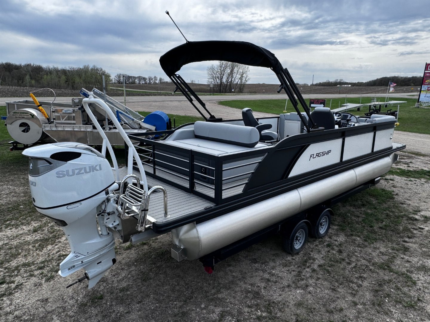 New 2024 FLAGSHIP D25B TRITOON w/SUZUKI DF300 **FREE JB Lund Bunk Trailer or Vertical Lift w/Purchase -- Up to a $7995 Value!!