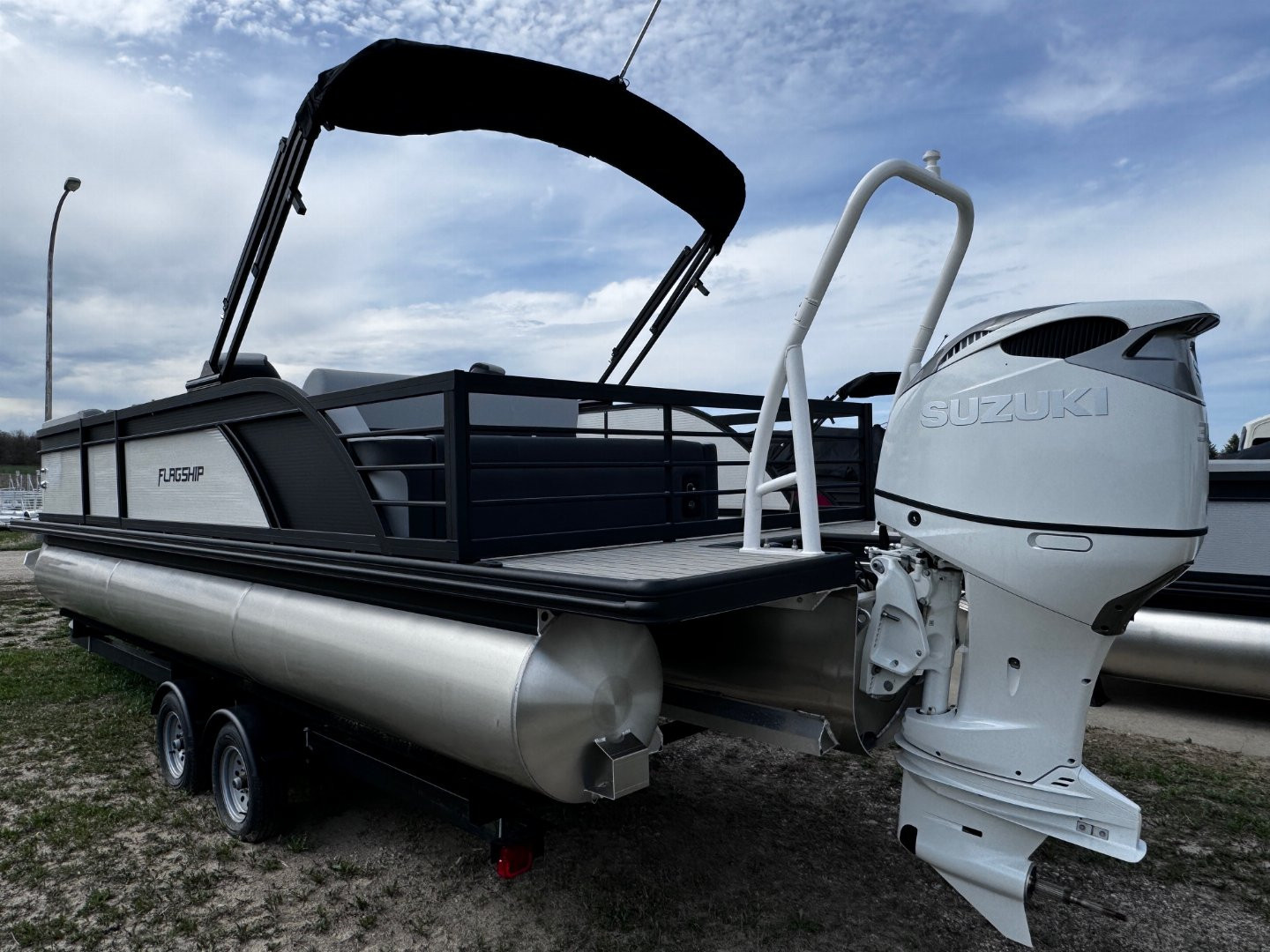 New 2024 FLAGSHIP D25B TRITOON w/SUZUKI DF300 **FREE JB Lund Bunk Trailer or Vertical Lift w/Purchase -- Up to a $7995 Value!!