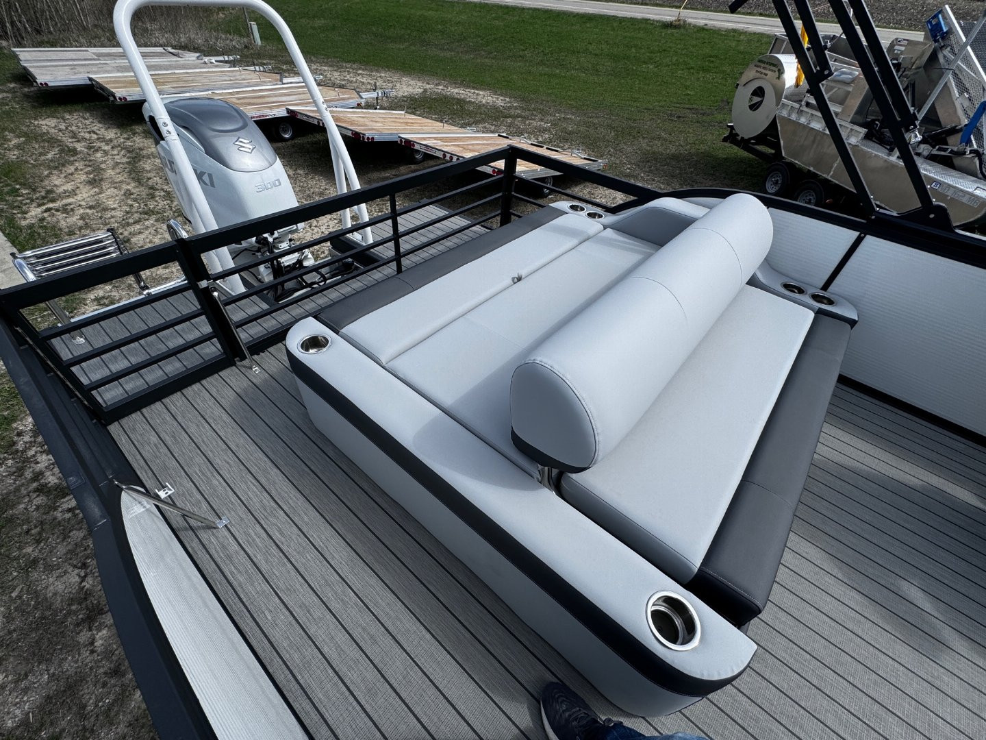 New 2024 FLAGSHIP D25B TRITOON w/SUZUKI DF300 **FREE JB Lund Bunk Trailer or Vertical Lift w/Purchase -- Up to a $7995 Value!!
