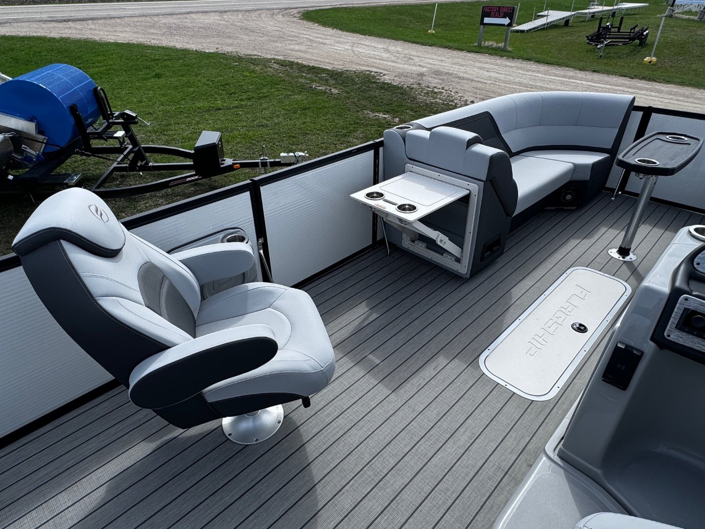New 2024 FLAGSHIP D25B TRITOON w/SUZUKI DF300 **FREE JB Lund Bunk Trailer or Vertical Lift w/Purchase -- Up to a $7995 Value!!