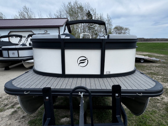 New 2024 FLAGSHIP D25B TRITOON w/SUZUKI DF300 **FREE JB Lund Bunk Trailer or Vertical Lift w/Purchase -- Up to a $7995 Value!!