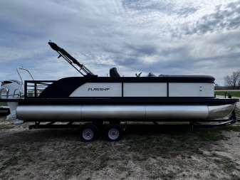 New 2024 FLAGSHIP D25B TRITOON w/SUZUKI DF300 **FREE JB Lund Bunk Trailer or Vertical Lift w/Purchase -- Up to a $7995 Value!!