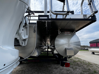 New 2024 FLAGSHIP D25B TRITOON w/SUZUKI DF300 **FREE JB Lund Bunk Trailer or Vertical Lift w/Purchase -- Up to a $7995 Value!!