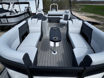 New 2024 FLAGSHIP D25B TRITOON w/SUZUKI DF300 **FREE JB Lund Bunk Trailer or Vertical Lift w/Purchase -- Up to a $7995 Value!!