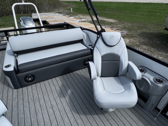 New 2024 FLAGSHIP D25B TRITOON w/SUZUKI DF300 **FREE JB Lund Bunk Trailer or Vertical Lift w/Purchase -- Up to a $7995 Value!!