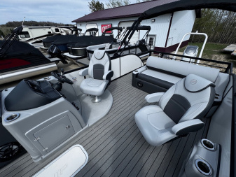 New 2024 FLAGSHIP D25B TRITOON w/SUZUKI DF300 **FREE JB Lund Bunk Trailer or Vertical Lift w/Purchase -- Up to a $7995 Value!!