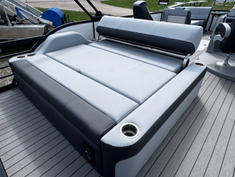 New 2024 FLAGSHIP D25B TRITOON w/SUZUKI DF300 **FREE JB Lund Bunk Trailer or Vertical Lift w/Purchase -- Up to a $7995 Value!!