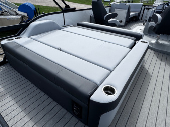 New 2024 FLAGSHIP D25B TRITOON w/SUZUKI DF300 **FREE JB Lund Bunk Trailer or Vertical Lift w/Purchase -- Up to a $7995 Value!!