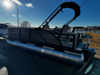 New 2024 FLAGSHIP E20RF w/SUZUKI DF115 **FREE JB Lund Bunk Trailer or Vertical Lift w/Purchase -- Up to a $7995 Value!!
