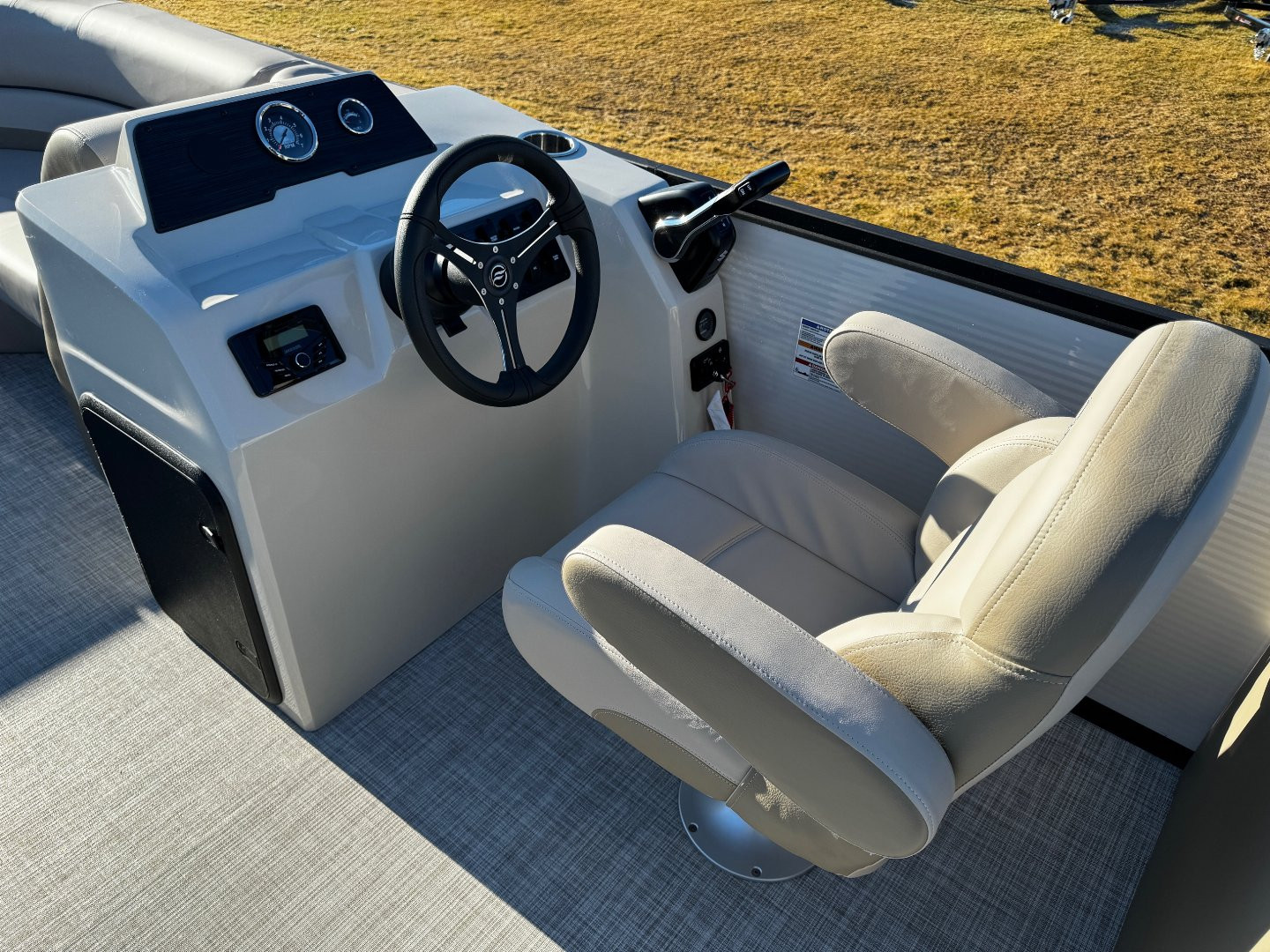 New 2024 Flagship E22CU w/Suzuki DF115W **FREE BUNK TRAILER or PONTOON LIFT - UP TO $7995 VALUE**